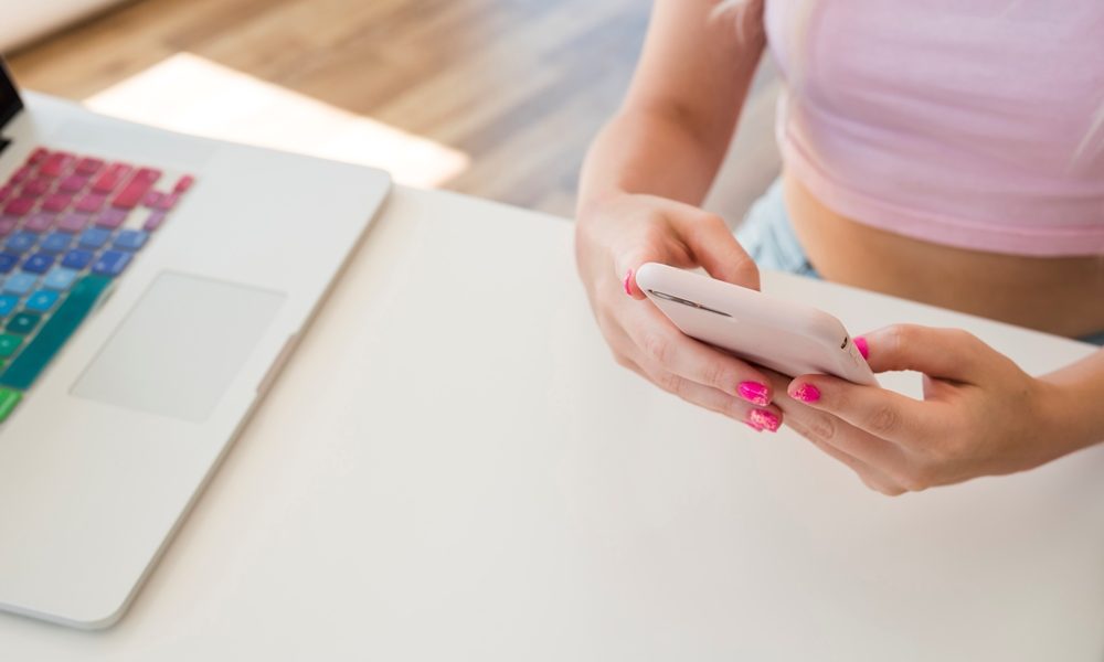 blonde-influencer-using-mobile-phone PCOS app targets insulin resistance in new approach