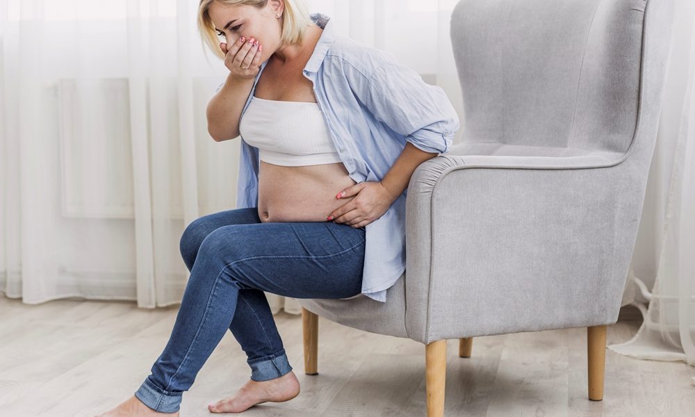 pregnant-woman-having-morning-sickness Severe nausea before and after pregnancy linked to depression, study finds
