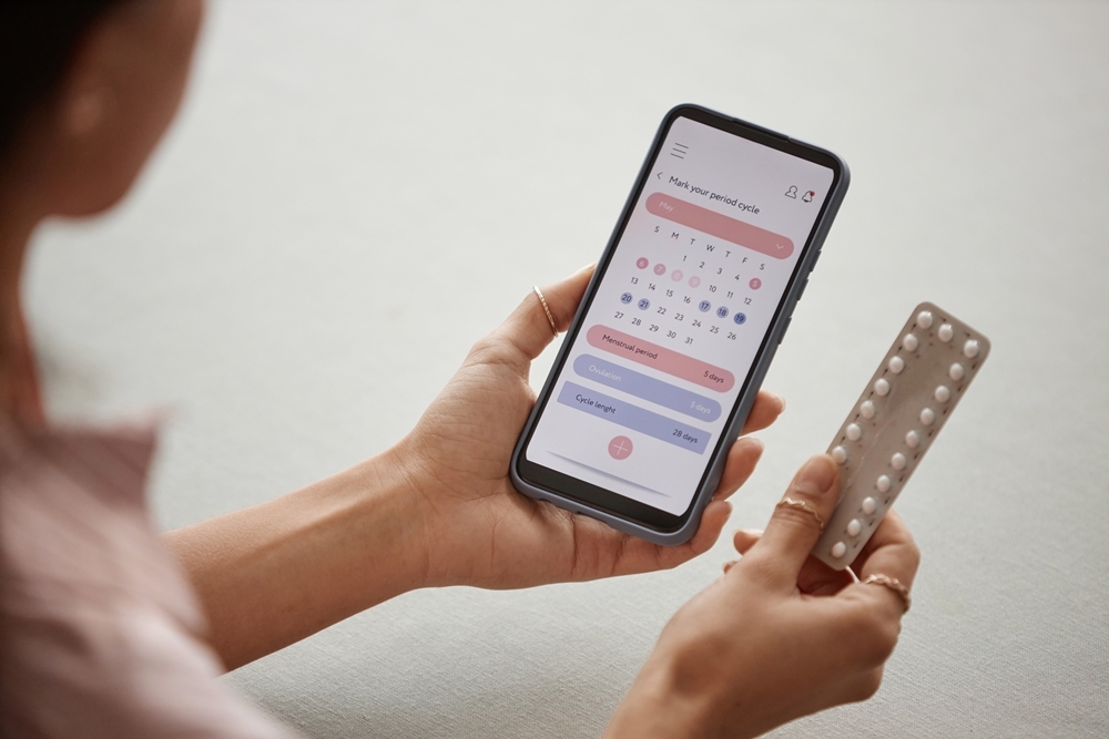 closeup-woman-holding-phone-with-calendar-app-pills Hormone tracking startup Unravel Health raises €2.96 million